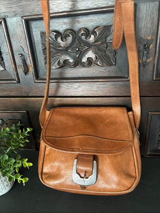 Navasota Handbags - Vintage Navasota Tan Leather Crossbody Bag with Decorative Buckle